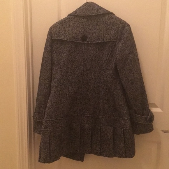 Warm, classy Guess jacket! - Picture 5 of 6